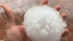 Dvadsaťmesačné dieťa v Španielsku zabila krúpa veľká ako pomaranč