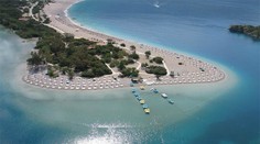 Počet zahraničných turistov v Turecku poklesol o 40,9 percenta