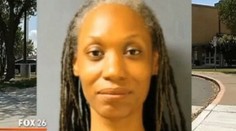 Učiteľku zatkla polícia. Žiakovi na hodine pchala hlavu do rozkroku