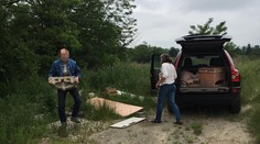 Staré umývadlo, wc aj skriňa: Video zachytáva dvojicu, ktorá vyhadzuje odpad do prírody