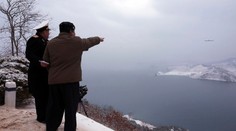 KĽDR skúšobne odpálila z ponorky najmenej dve nové strategické riadené strely. Sledoval to aj Kim Čong-un