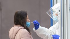 Pribudlo najviac infikovaných od začiatku pandémie. Prvýkrát bolo pozitívnych viac ako osemtisíc PCR testov
