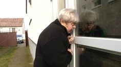 Dôchodkyňa zo Záhoria lezie do domu oknom. Tu je názorná ukážka