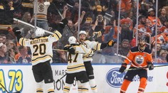 VIDEO-NHL: Pastrňák rozhodol o triumfe Bostonu, Sekera sa vrátil do zostavy