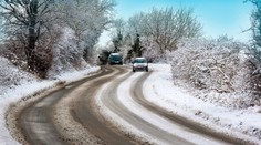 Poľadovica môže šoférom poriadne skomplikovať jazdu. V týchto krajoch platí výstraha