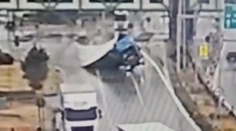 VIDEO: Kamión dostal na diaľnici D2 šmyk a prevrátil sa