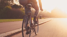 Vodič v Rimavskej Bani narazil do cyklistov. Jeden neprežil