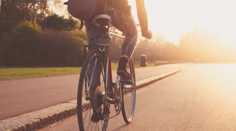 Vodič v Rimavskej Bani narazil do cyklistov. Jeden neprežil
