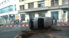 Ďalšia nehoda v Bratislave. Pri Jesenského ulici sa prevrátilo auto