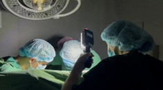 Svetlá zhasli uprostred zákroku. Lekári v kyjevskej nemocnici si počas operácie srdca dieťaťa svietili sami