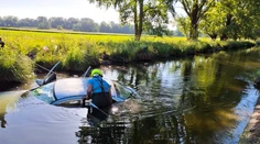 FOTO: Bizarná nehoda na západe Slovenska. Auto skončilo v kanáli, po vodičovi niet ani stopy