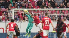 Bundesliga priniesla gólovo bohaté zápasy. Bayern prišiel o náskok aj prvé miesto. Borussia opäť vedie