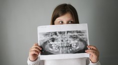 Kanadský zubár vytiahol najdlhší mliečny zub na svete