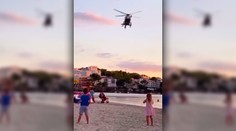 VIDEO: Obľúbenú turistickú destináciu stráži vrtuľník. Vyháňa rekreantov z mora