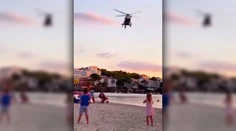 VIDEO: Obľúbenú turistickú destináciu stráži vrtuľník. Vyháňa rekreantov z mora