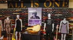 Akustickú gitaru Johna Lennona vydražili za rekordnú sumu. Stala sa najdrahším nástrojom Beatles