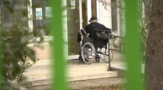 Správali sa k nim ako k odpadu. Dôchodcovia z domova seniorov v Bratislave si mali prejsť peklom