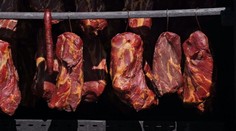 Čas údenia je tu. Skúsený mäsiar prezradil svoje tipy a triky na chutné klobásy