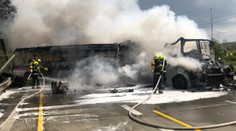 Autobus s väzňami sa zrazil s kamiónom, ktorý viezol tank. Po nehode pri Prahe je jeden mŕtvy