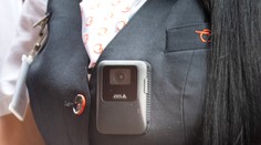 Vlakvedúcim pripevnili na uniformy telové kamery. Po roku hovoria o pozitívnych výsledkoch