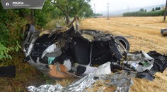 Neuveriteľné. Auto vrazilo do stromu, roztrhlo ho, urobilo zopár kotrmelcov a vodičovi sa okrem odrenín nič nestalo