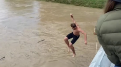 VIDEO: Muž skočil z mosta do rozbúrenej rieky. Neskôr sa sám nahlásil na polícii