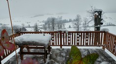 Napadne okolo 20 cm snehu. Bude chladno aj veterno, varujú meteorológovia
