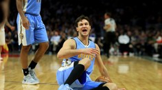 VIDEO: Keď zaúraduje karma. Taliansky basketbalista sa zranil, keď napadol súpera