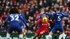 VIDEO: Zápas Premier League prerušil dron. Márny boj Liverpoolu s Chelsea iba prehĺbil trápenie gigantov