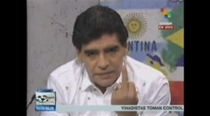 Maradona ukázal v priamom prenose prostredník