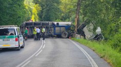 Nákladiaky z tej istej firmy smerovali do kameňolomu. Jeden z nich dostal šmyk, vodič po náraze do stromu zomrel
