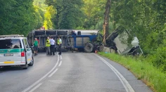 Nákladiaky z tej istej firmy smerovali do kameňolomu. Jeden z nich dostal šmyk, vodič po náraze do stromu zomrel