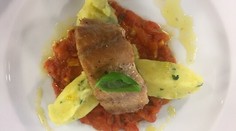 Sumček s popučenými zemiakmi a paradajkovou omáčkou