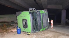 Vodič prechádzal popod diaľničný most, nesklopil však korbu nákladiaku a prevrátil sa