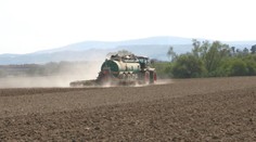 Zapácha, no prospieva. S príchodom jari sa začalo s hnojením polí