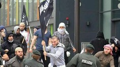 Fotka sýrskych utečencov z Islamského štátu v Nemecku je podvrh!