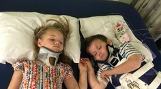 Súrodenci nehodu prežili, ich rodičia nie: Toto je ich prvé stretnutie po tom, čo osireli