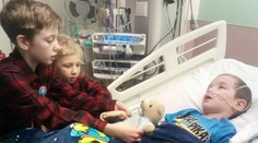 Chlapca poslali lekári domov s tým, že má chrípku. Už takmer dva roky nechodí a nerozpráva