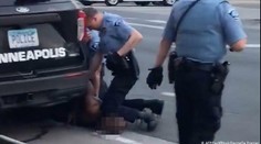 Zverejnili nahrávku Floydovej smrti: „Prestaň kričať, na rozprávanie treba kyslík!“ povedal mu policajt