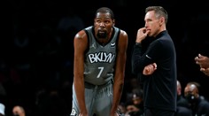 VIDEO: Od zlosti hodil loptu do hľadiska. Hviezdny Durant teraz musí zaplatiť mastnú pokutu