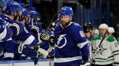 Černák zažil prvý trojbodový zápas v NHL, skóroval aj Sekera