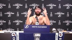 VIDEO: Kučerov sa po zisku Stanleyho pohára odviazal. Pred novinárov prišiel polonahý a s pivom