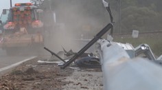 Vážna nehoda na D1 pri Dechtároch. Kamión plný dreva sa prevrátil na ceste