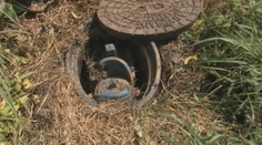 Starosta im kázal šetriť, oni si po nociach načierno napĺňali z hydrantov bazény a studne