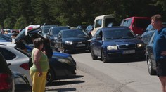 Pri obľúbenom mieste na Liptovskej Mare nie je kde parkovať. Vodiči tak riskujú životy