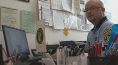 Policajt, ktorý má plné zuby vandalizmu, v sebe objavil básnika