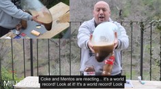 Viete, čo sa stane, keď zmiešate Kolu, Mentos, Nutellu a kondóm?