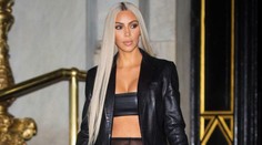 Vulgárna Kim Kardashian. Tento outfit je vrchol nevkusu