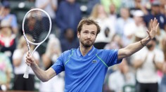 Frajer na záver: Zverev sa ani nestihol obzrieť. Medvedev postúpil aj vďaka parádnemu smeču