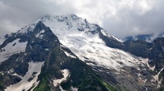 Horolezkyňa prežila 400-metrový pád z Elbrusu